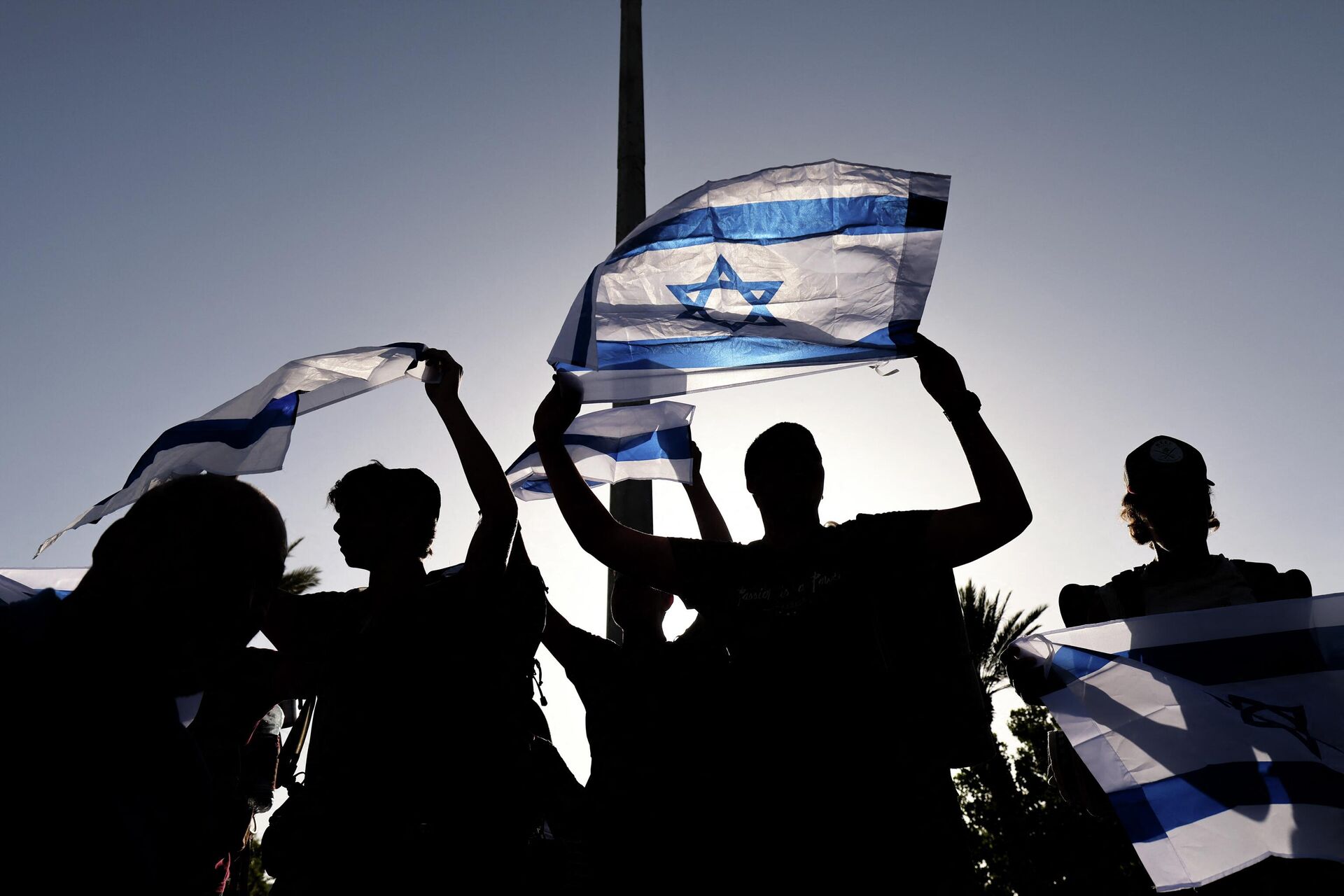 Supporters of Itamar Ben-Gvir, member of Israel's Knesset (parliament) and head of the one-man far right Jewish Power (Otzma Yehudit) party, wave their country's national flag as he attempts to march to Damascus Gate in east Jerusalem, on June 10, 2021. - Sputnik International, 1920, 29.05.2022