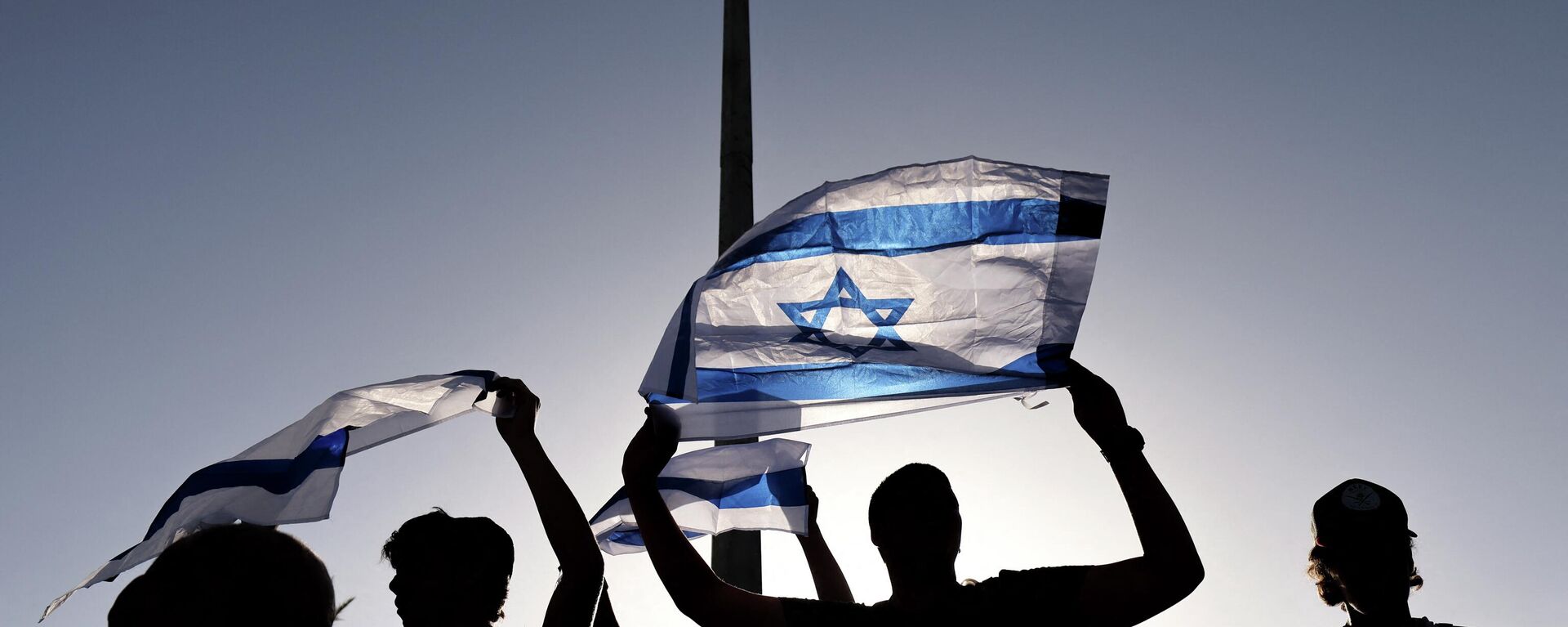 Supporters of Itamar Ben-Gvir, member of Israel's Knesset (parliament) and head of the one-man far right Jewish Power (Otzma Yehudit) party, wave their country's national flag as he attempts to march to Damascus Gate in east Jerusalem, on June 10, 2021. - Sputnik International, 1920, 23.12.2022