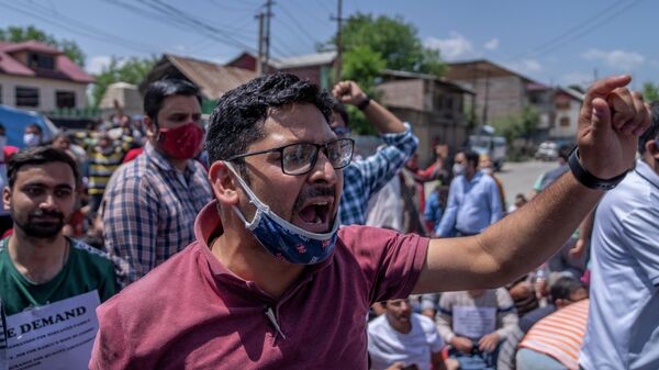 Kashmiri Hindus, locally known as Pandits, shout slogans during a protest against the killing of Rahul Bhat, also a Pandit, on the outskirts of Srinagar, Indian controlled Kashmir, Friday, May 13, 2022 - Sputnik International