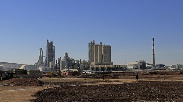 A general view shows the Lafarge Cement Syria (LCS) cement plant in Jalabiya, some 30 kms from Ain Issa, in northern Syria, in February 19, 2018 - Sputnik International