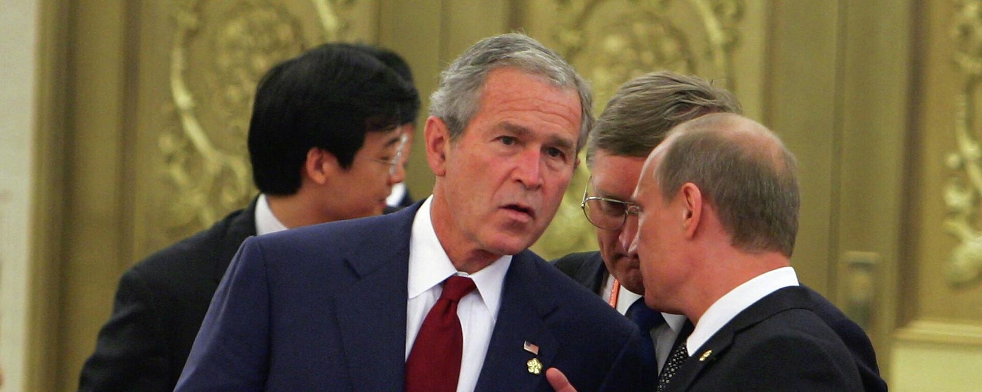 US President George W. Bush (L) chats with Russian Prime Minister Vladimir Putin prior to a wlcome banquet at the Great Hall of People on August 8, 2008 in Beijing - Sputnik International, 1920, 19.05.2022