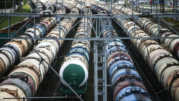 Oil-carrying tank cars at a station outside Moscow. File photo. - Sputnik International