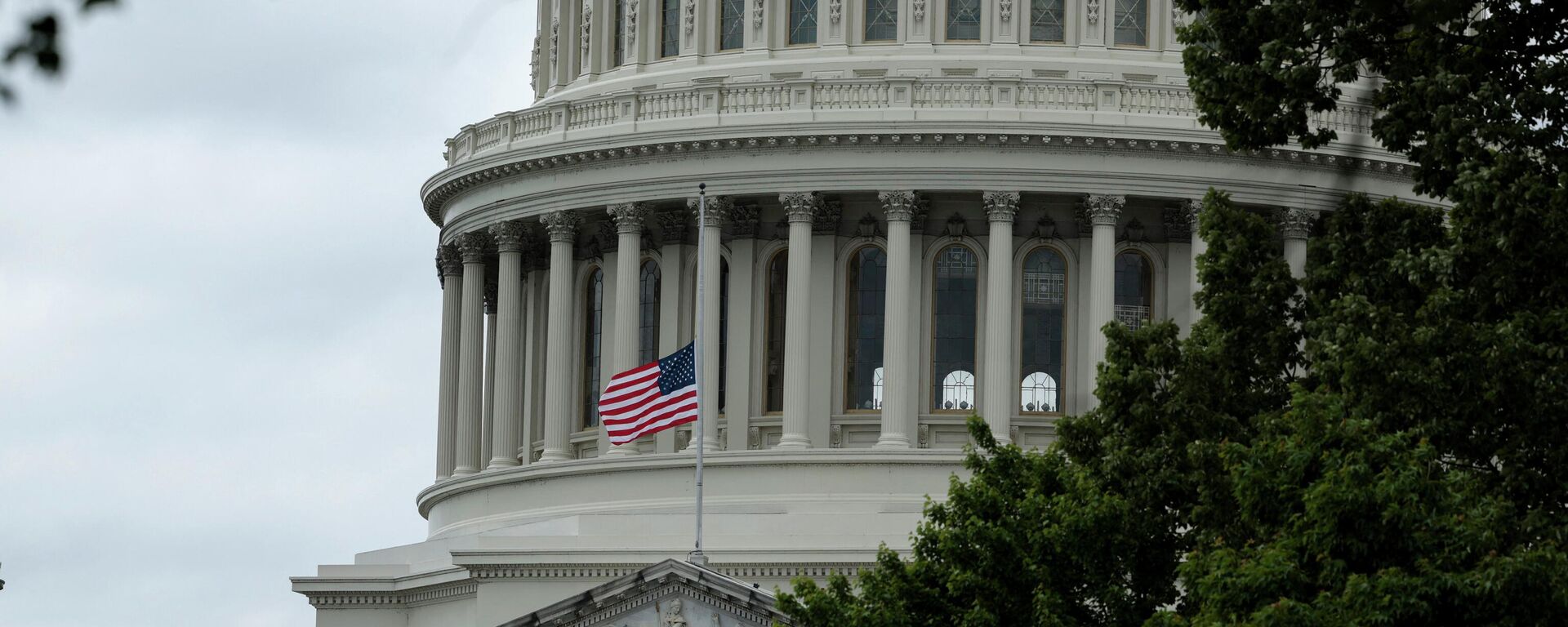 The U.S. flag flies at half staff over the U.S. Capitol Building on May 12, 2022 in Washington, DC. - Sputnik International, 1920, 19.05.2022