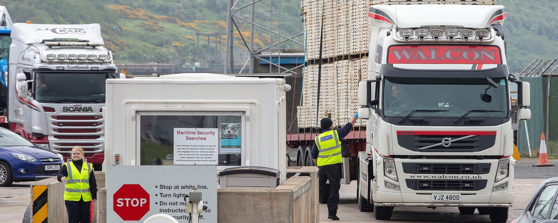 A lorry leaves Larne port, north of Belfast in Northern Ireland, after arriving on a ferry, on May 17, 2022 - Sputnik International, 1920, 20.05.2022