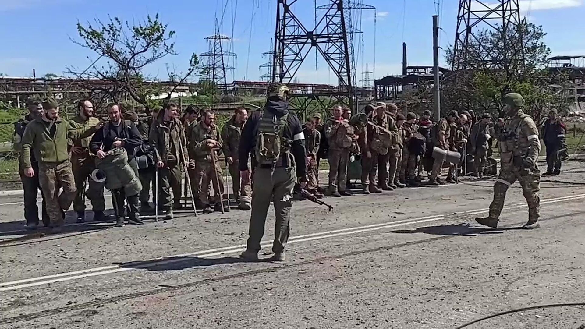 In this handout video grab released by the Russian Defence Ministry, service members of Ukrainian forces who have surrendered at the Azovstal steel plant stand in line in the Russia-controlled port city of Mariupol, Donetsk People's Republi - Sputnik International, 1920, 24.05.2022
