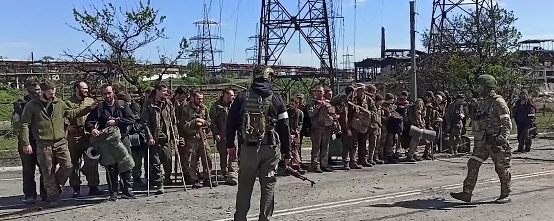 In this handout video grab released by the Russian Defence Ministry, service members of Ukrainian forces who have surrendered at the Azovstal steel plant stand in line in the Russia-controlled port city of Mariupol, Donetsk People's Republi - Sputnik International, 1920, 24.05.2022