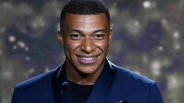 Paris Saint-Germain's French forward Kylian delivers a speech after receiving the Best Ligue 1 Player award during the TV show on May 15, 2022 in Paris, as part of the 30th edition of the UNFP (French National Professional Football players Union) trophy ceremony - Sputnik International