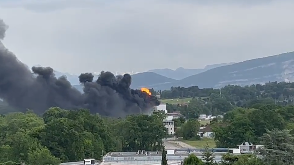 An explosion erupts amid a fire at a construction site outside Geneva Airport on May 20, 2022. - Sputnik International