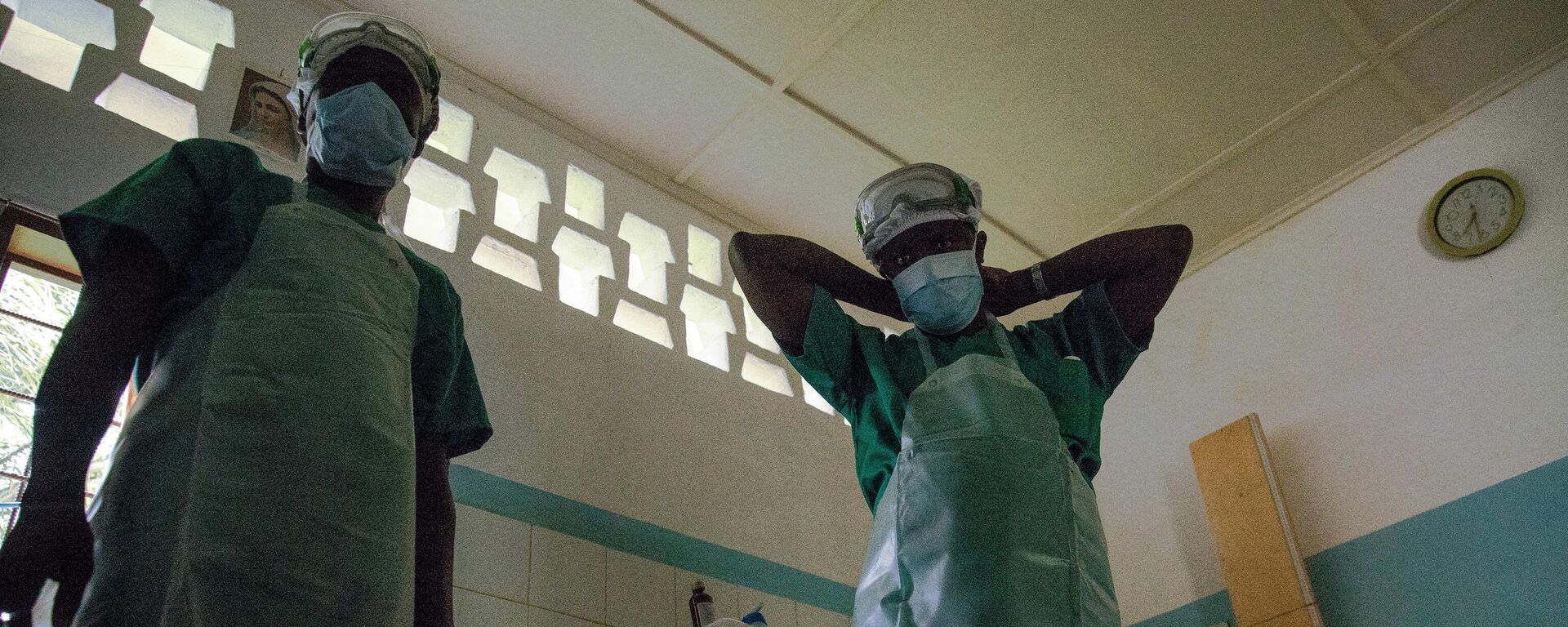 Medical staff wear protective equipments before entering the quarantine area of the centre of the International medical NGO Doctors Without Borders (Medecins sans frontieres - MSF), in Zomea Kaka, in the Lobaya region, in the Central African Republic on October 18, 2018. - Sputnik International, 1920, 02.06.2022