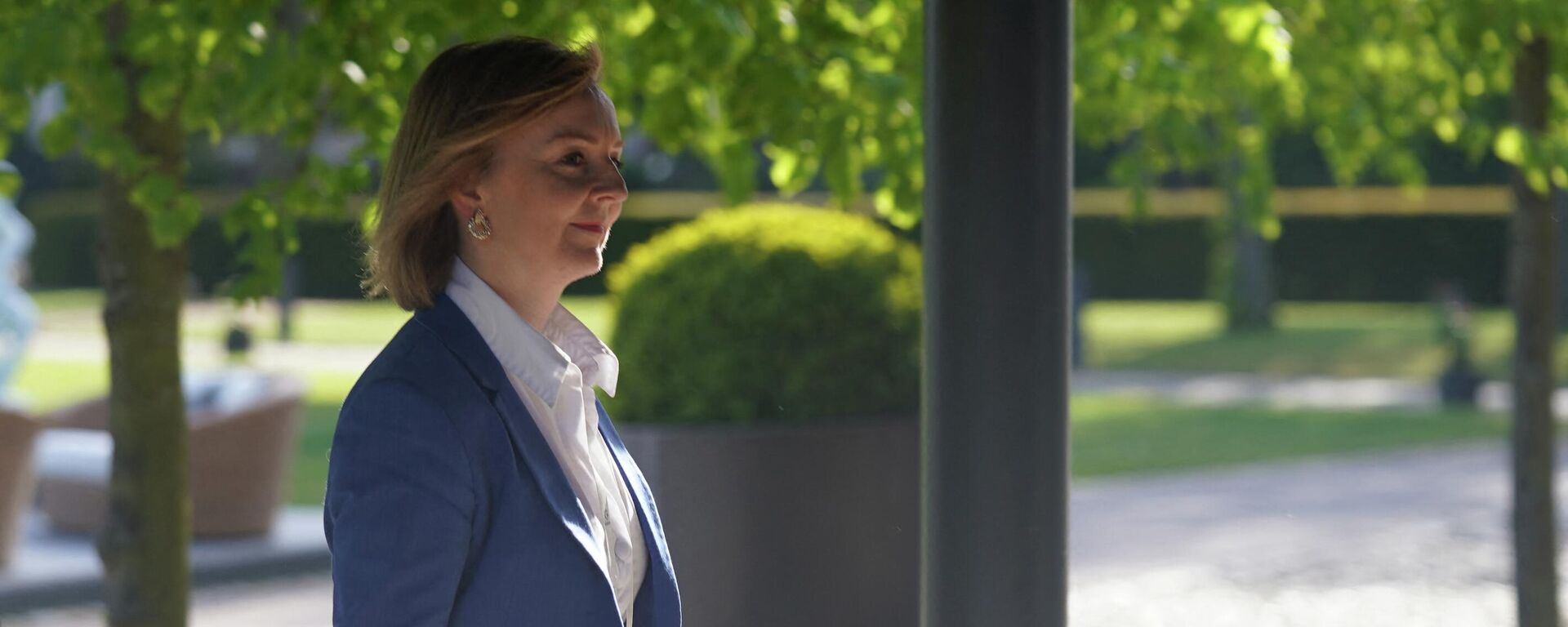 British Secretary for Foreign Affairs Elizabeth Truss (L) walks to bilateral talks with her Japanese counterpart at the meeting of the G7 foreign ministers at the Weissenhдuser Strand in Wangels, Northern Germany on May 12, 2022. - Sputnik International, 1920, 26.05.2022