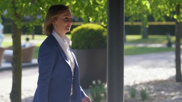 British Secretary for Foreign Affairs Elizabeth Truss (L) walks to bilateral talks with her Japanese counterpart at the meeting of the G7 foreign ministers at the Weissenhдuser Strand in Wangels, Northern Germany on May 12, 2022. - Sputnik International