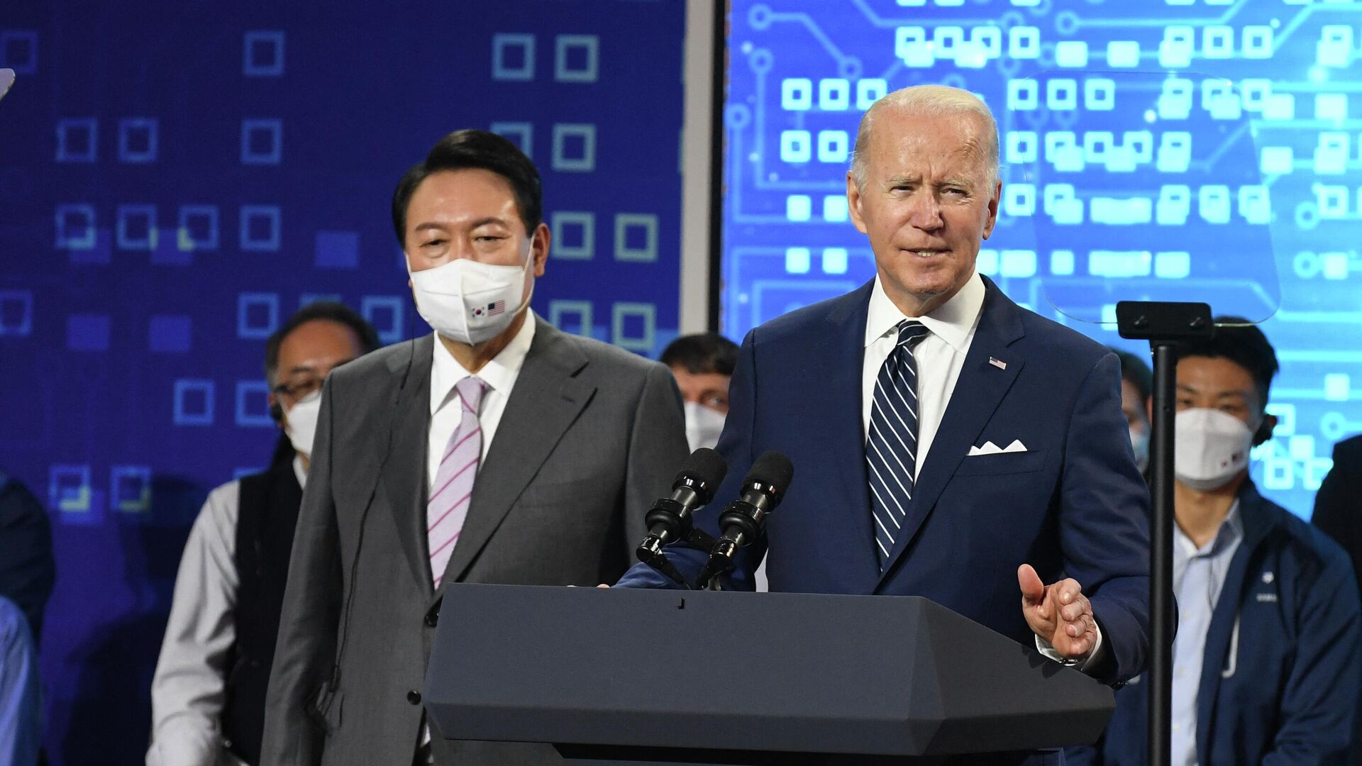 US President Joe Biden (R) speaks with South Kroean President Yoon Suk-youl (L) during a press conference after visiting at the Samsung Electronic Pyeongtaek Campus in Pyeongtaek on May 20, 2022 - Sputnik International, 1920, 21.05.2022