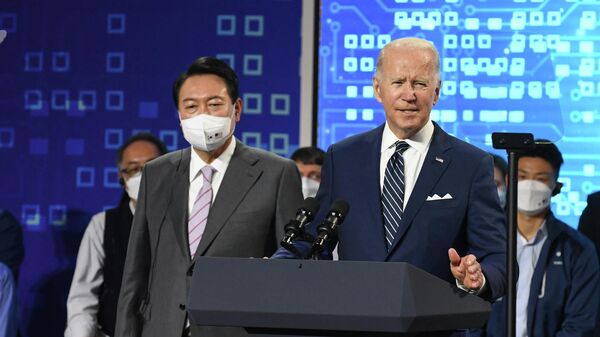 US President Joe Biden (R) speaks with South Kroean President Yoon Suk-youl (L) during a press conference after visiting at the Samsung Electronic Pyeongtaek Campus in Pyeongtaek on May 20, 2022 - Sputnik International
