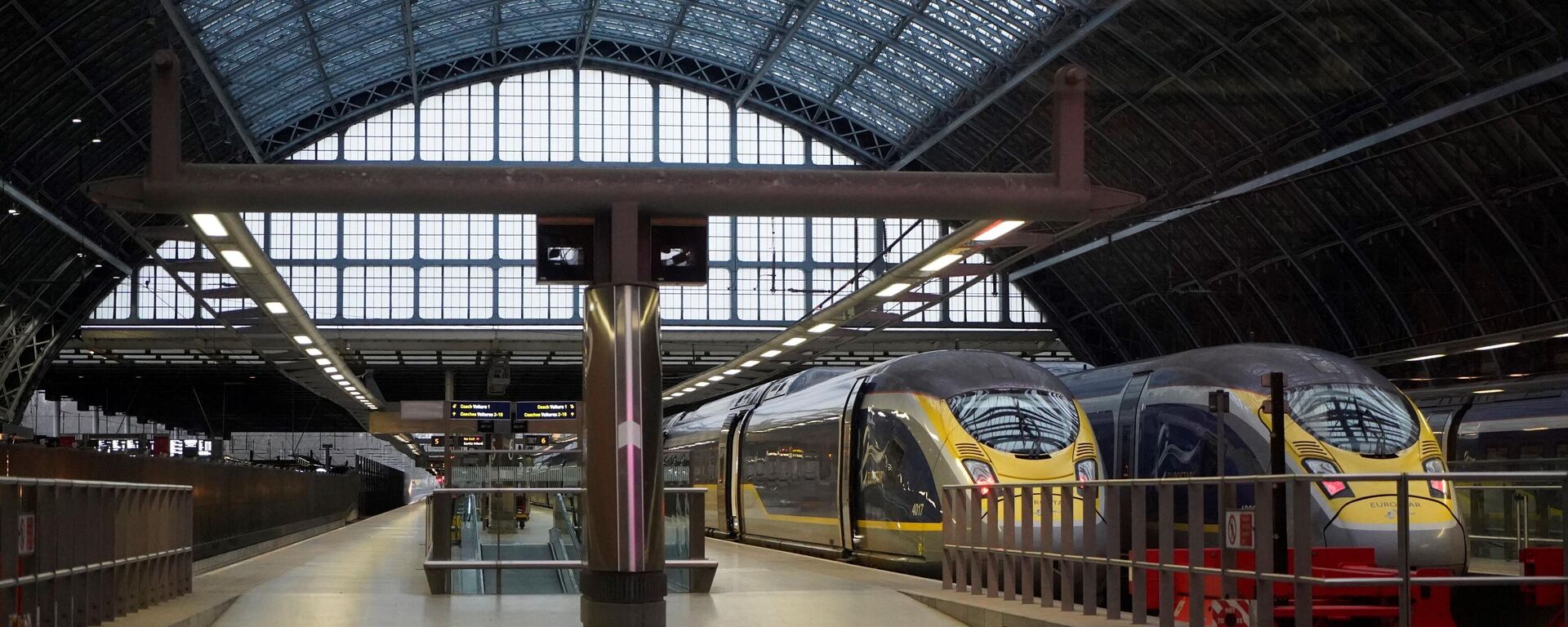 Eurostar train carriages stand at empty platforms at St Pancras International station in London on December 21, 2020 - Sputnik International, 1920, 21.05.2022