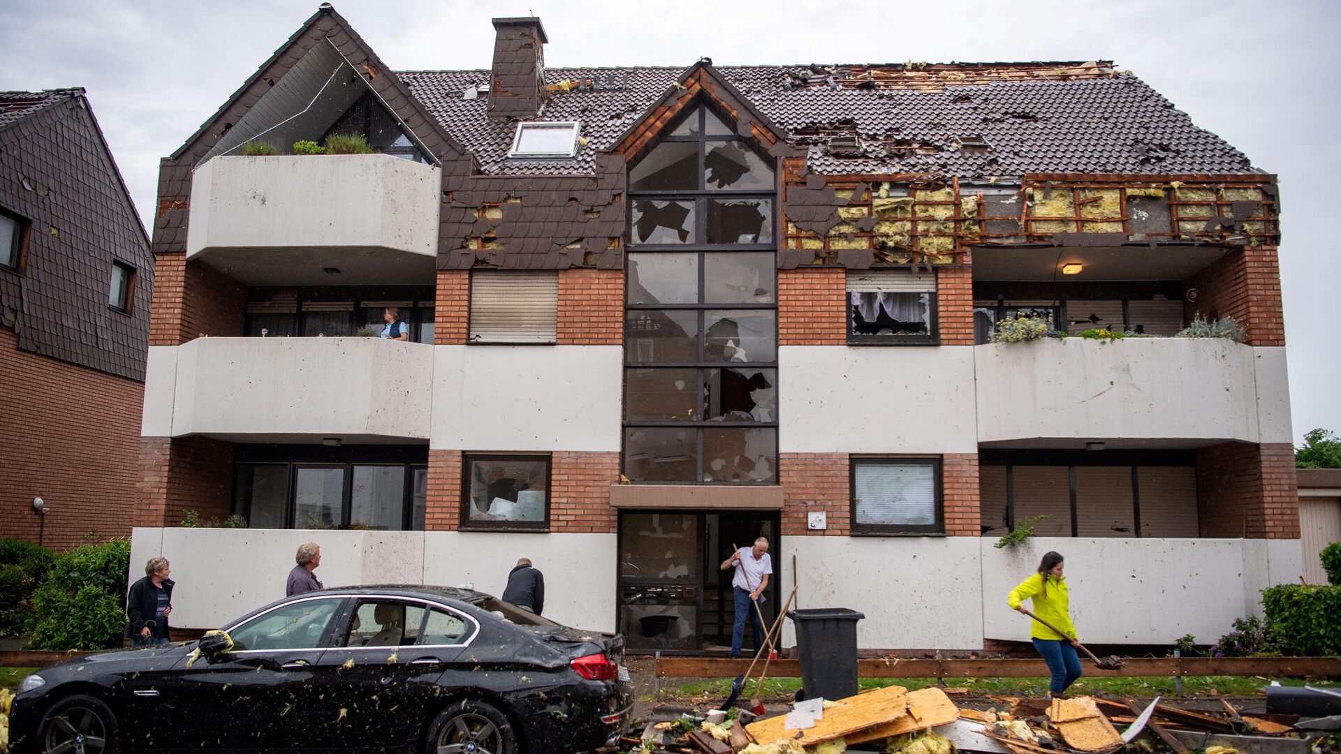 Residents clear the debris in front of an appartment building in Paderborn, western Germany on May 20, 2022, after a storm caused major damage. - Sputnik International, 1920, 21.05.2022