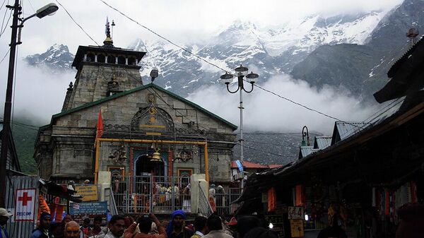 Kedarnath Temple with Snow Covered Mountains in Background - Sputnik International