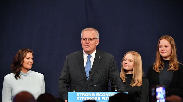 Australia's Prime Minister Scott Morrison, flanked by his wife Jenny (L) and their daughters, concedes defeat in the national elections in Sydney on May 21, 2022 - Sputnik International