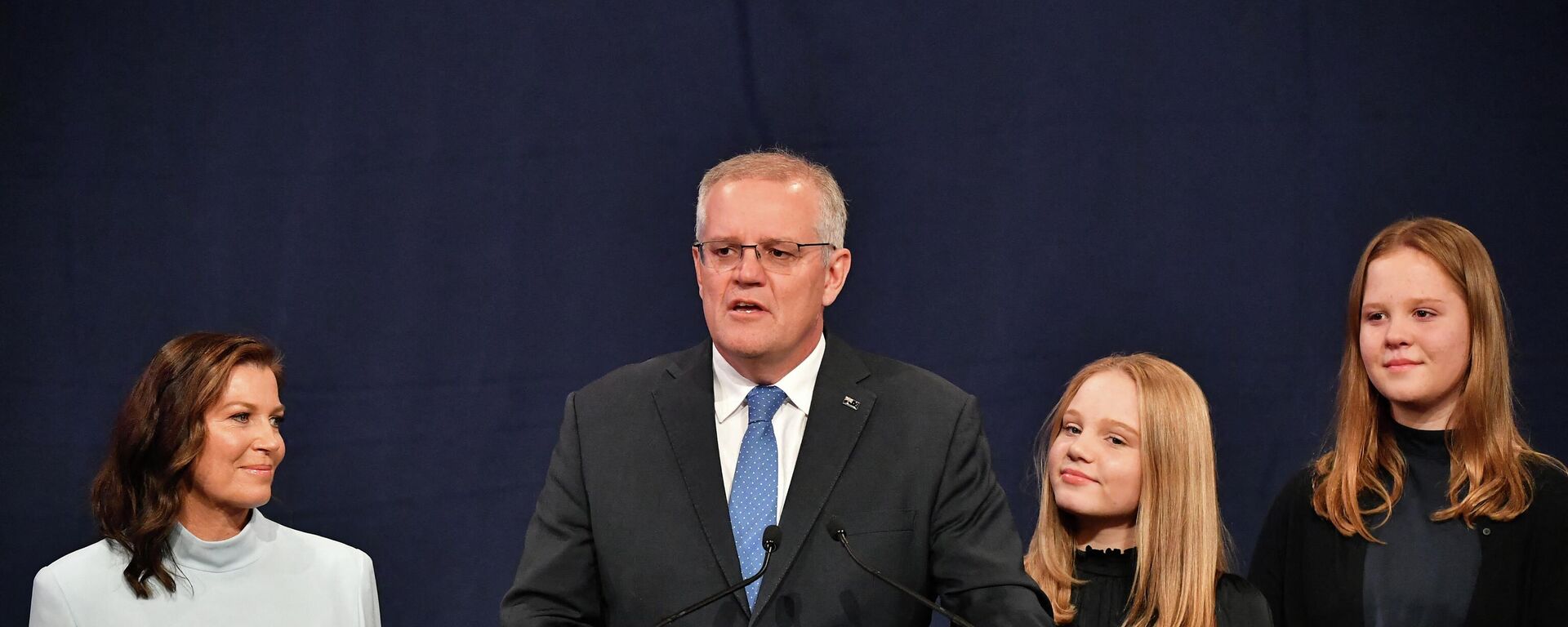 Australia's Prime Minister Scott Morrison, flanked by his wife Jenny (L) and their daughters, concedes defeat in the national elections in Sydney on May 21, 2022 - Sputnik International, 1920, 21.05.2022