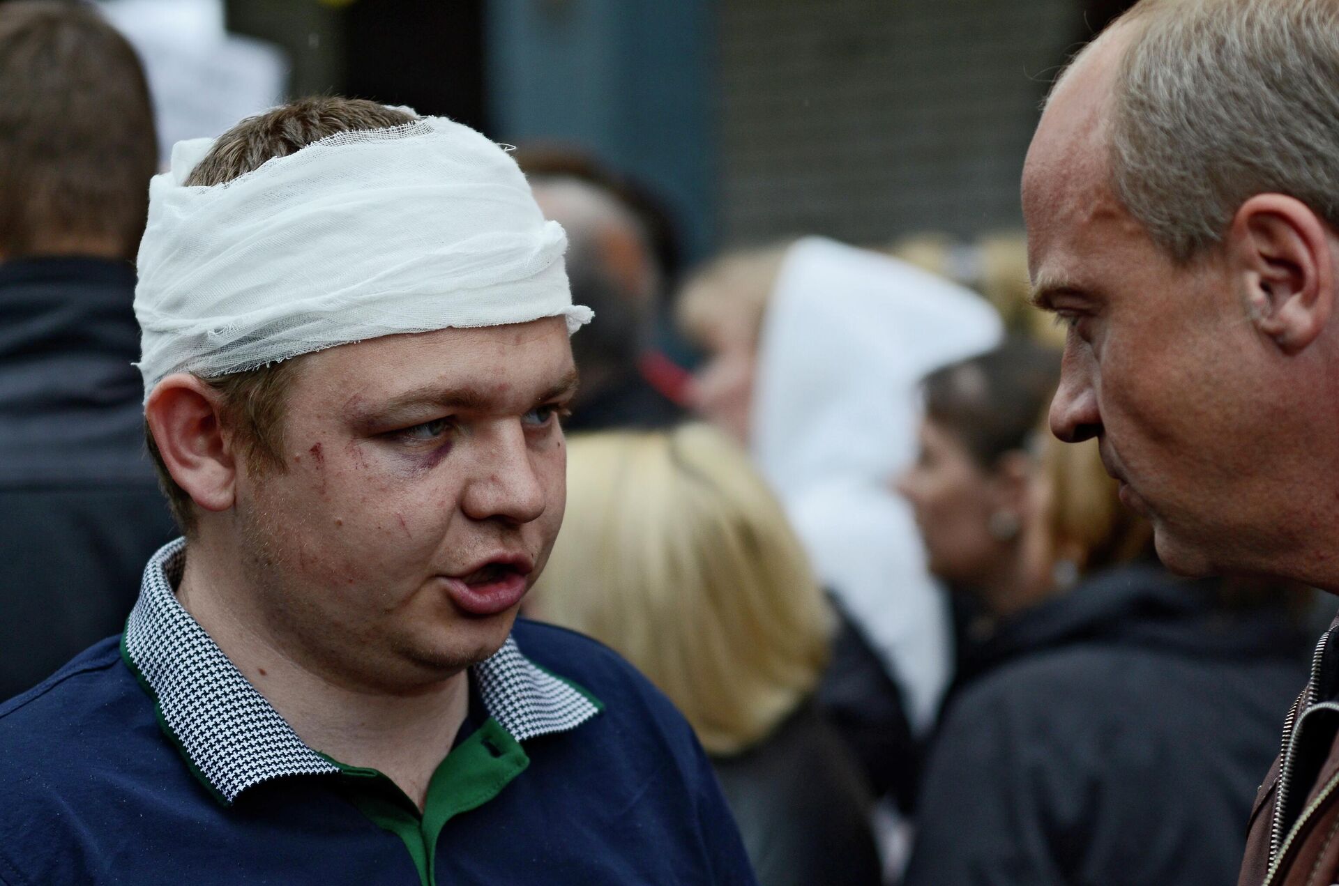 The leader of the Odessa Struggle Association, Regional Councillor Alexey Albu, who was severely beaten during Friday's clashes in Kulikovo Pole Square in Odessa, presents among the protesters outside the city police headquarters on Preobrazhenskaya Street. They demand the release of all detained supporters of federalism. 4 May 2014. - Sputnik International, 1920, 21.05.2022