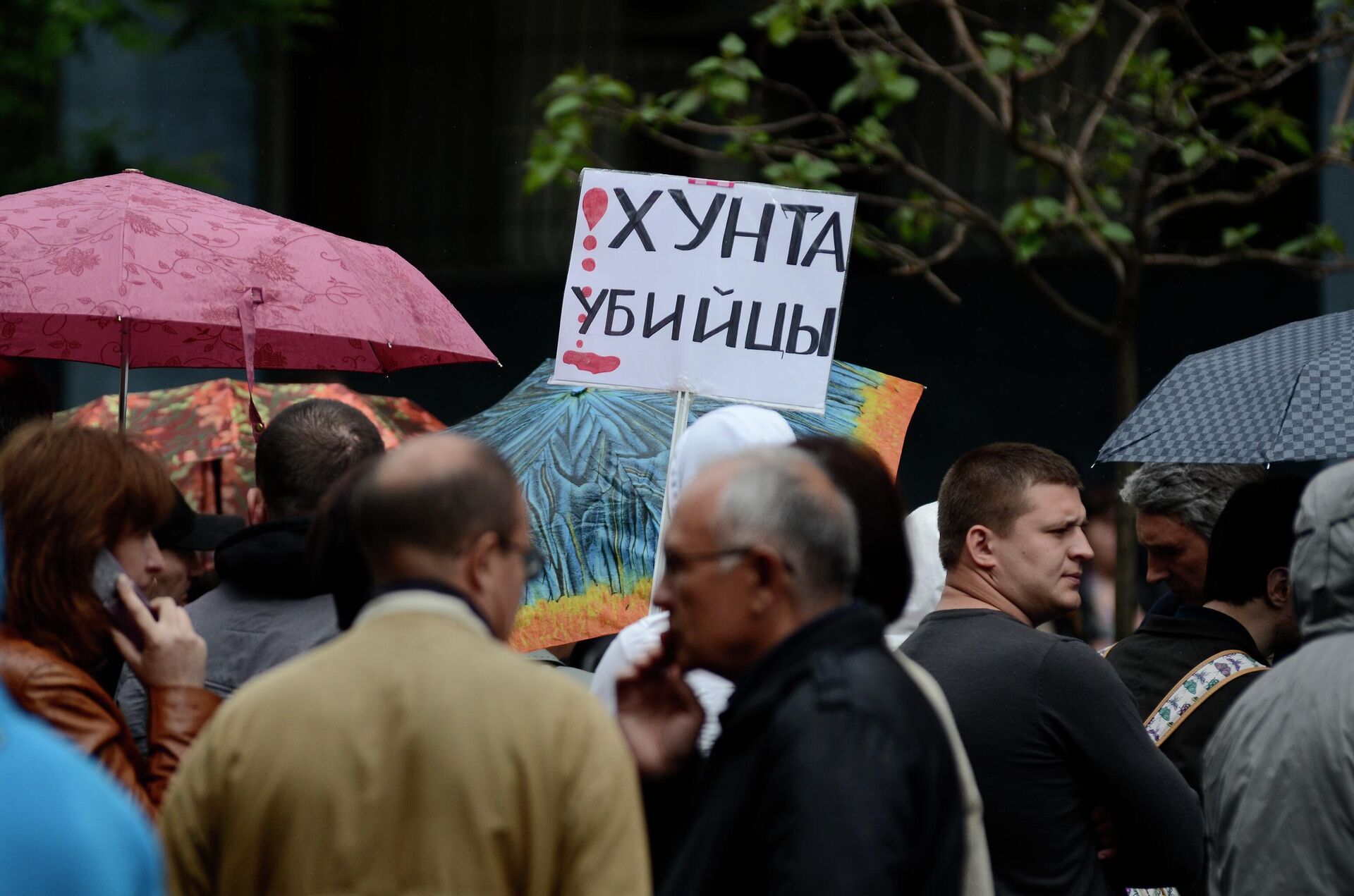 Protesters outside the city police headquarters on Preobrazhenskaya Street in Odessa, demanding the release of all those detained after Friday's clashes on Kulikovo Pole Square. - Sputnik International, 1920, 21.05.2022