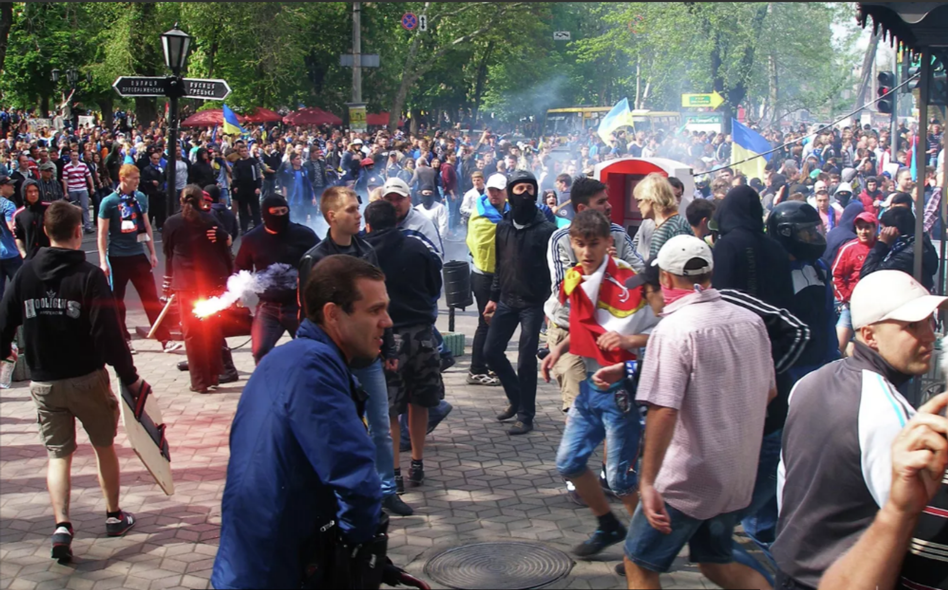 Clashes broke out between participants of the “Ukraine Unity March” and Kulikovo Pole activists at the intersection of Preobrazhenskaya and Grecheskaya Streets in Odessa. The first flares and firecrackers were fired in the direction of the Kulikovo Pole activists. - Sputnik International, 1920, 30.04.2023