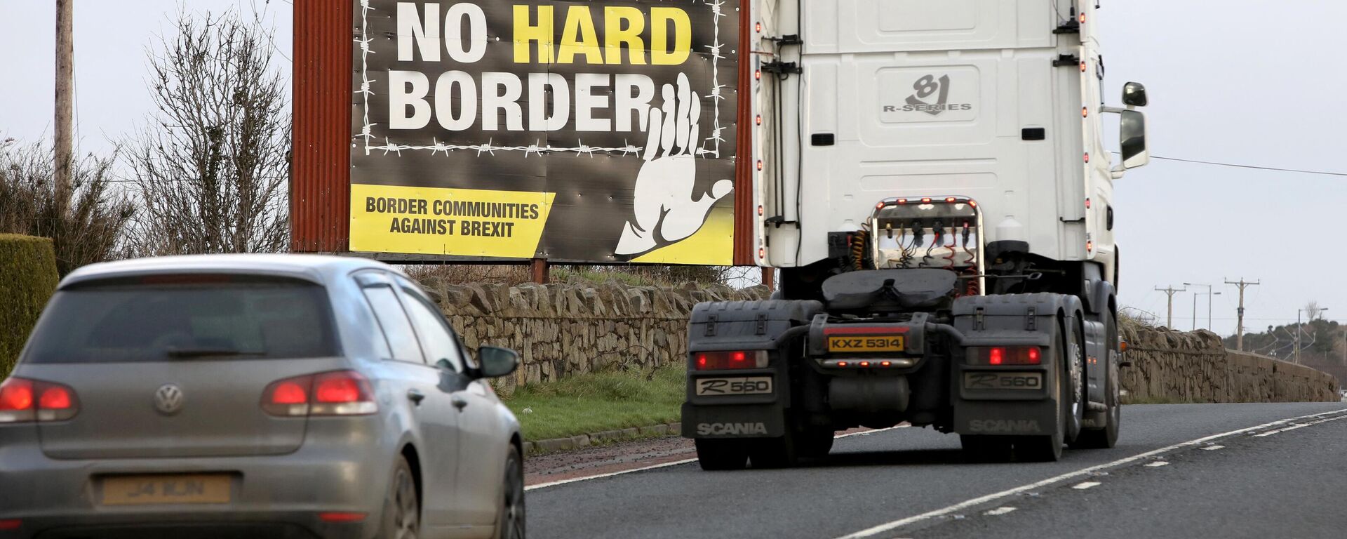 Traffic passes an No Hard Border anti-Brexit, pro-Irish unity billboard poster as it crosses the border road between Newry in Northern Ireland, on February 1, 2020, and Dundalk in Ireland - Sputnik International, 1920, 22.05.2022