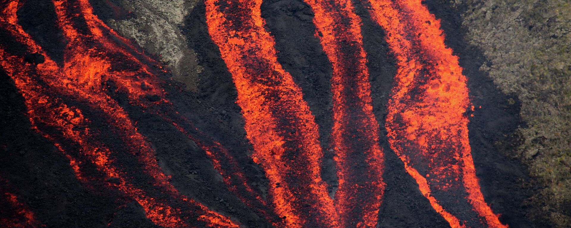 Lava flows out of the Piton de la Fournaise volcano as it erupts on July 31, 2015 on the French island of La Reunion in the Indian Ocean. - Sputnik International, 1920, 22.05.2022