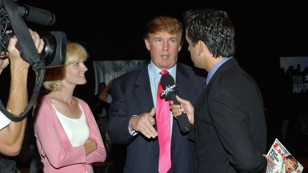  Businessman Donald Trump (C) and his colleague Carolyn Kepcher (L) talk with Access Hollywood reporter Tony Potts (R) on the first stop of the 16 city The Apprentice Recruiting Tour on July 9, 2004 at Universal Studios Hollywood in Universal City, California. - Sputnik International