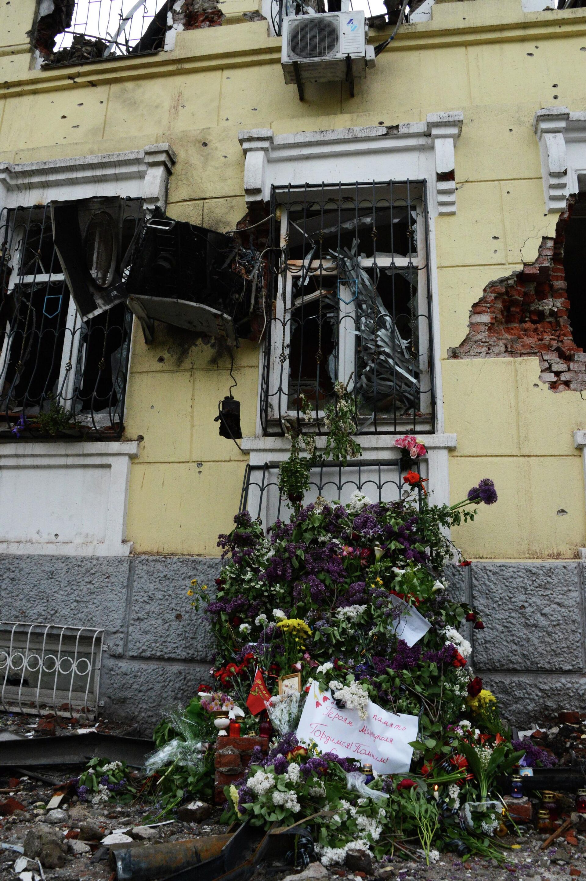 Flowers and candles in memory of those killed at Mariupol police headquarters in May 2015. - Sputnik International, 1920, 22.05.2022