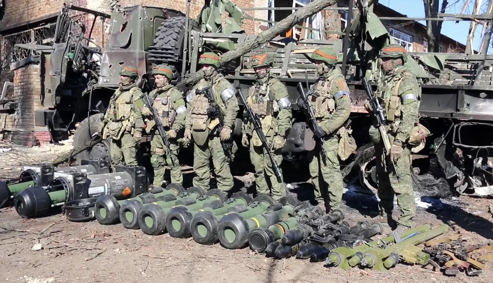 In this handout video grab released by the Russian Defence Ministry, Russian servicemen are pictured by military equipment captured by Russian troops during Russia's military operation in Ukraine, near the village of Huta-Mezhyhirska, in Ukraine - Sputnik International, 1920, 04.08.2023