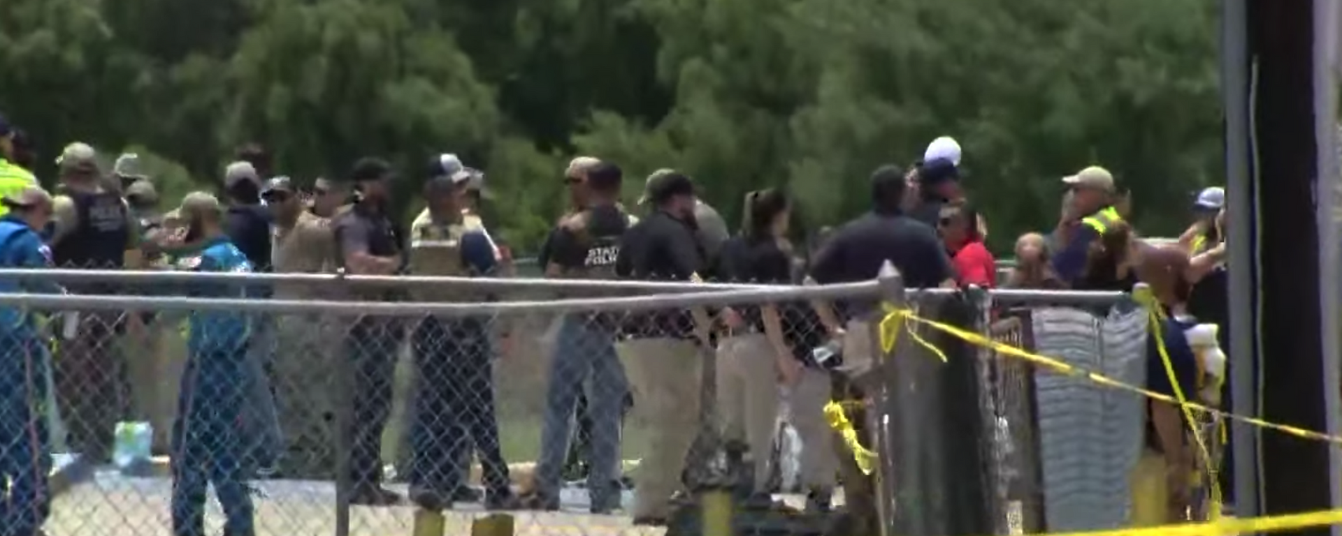 Law enforcement, and other first responders, gather outside Robb Elementary School following a shooting, Tuesday, May 24, 2022, in Uvalde, Texas. - Sputnik International, 1920, 25.05.2022