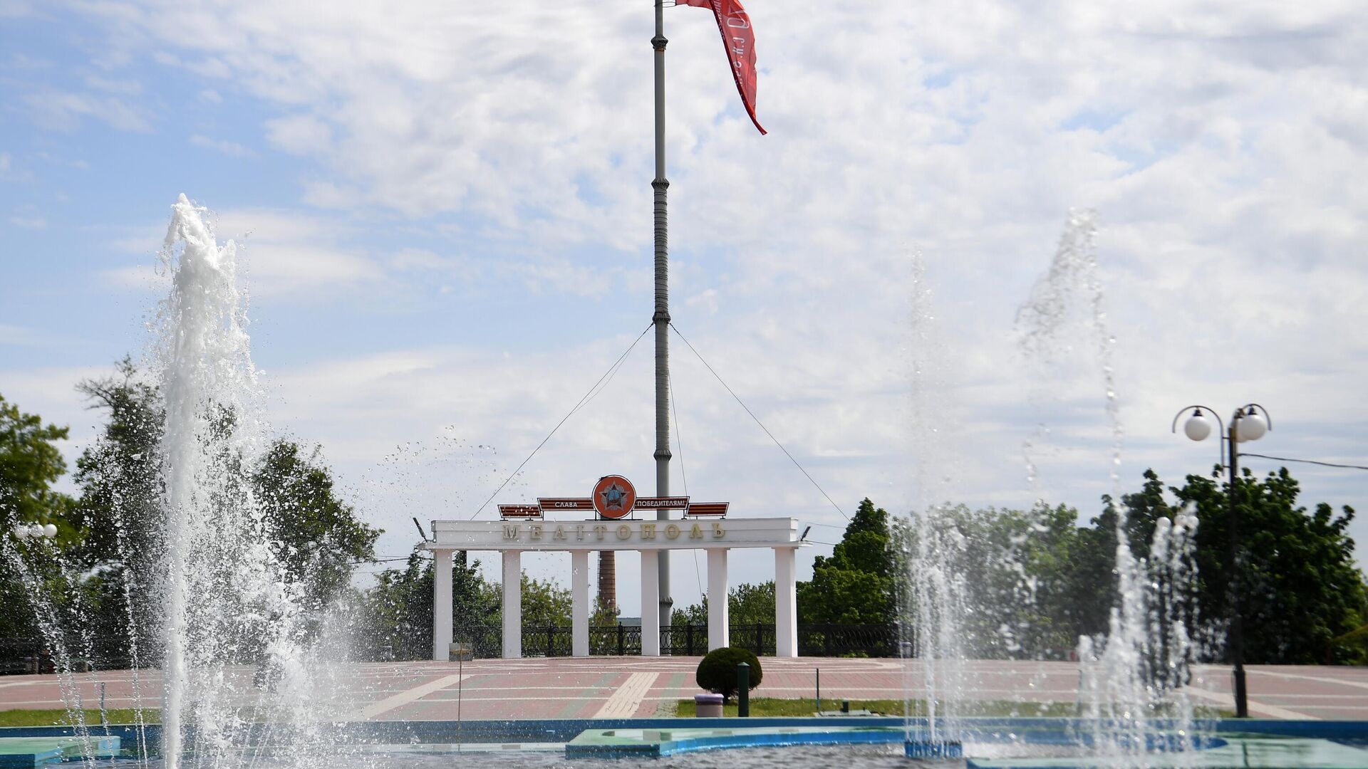 A copy of the assault flag of the 150th Order of Kutuzov II degree of the Idritsa Rifle Division on Victory Square in Melitopol. - Sputnik International, 1920, 25.05.2022