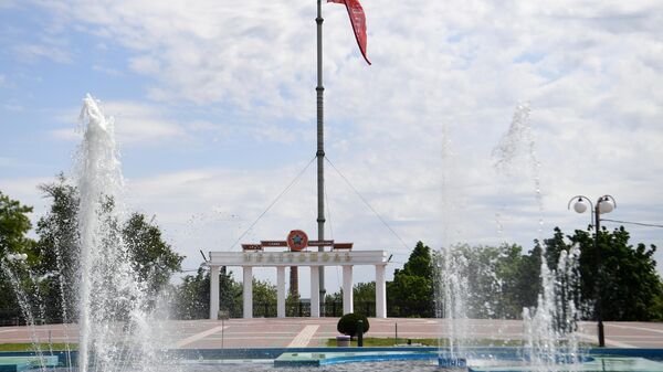 A copy of the assault flag of the 150th Order of Kutuzov II degree of the Idritsa Rifle Division on Victory Square in Melitopol. - Sputnik International