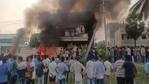 Protesters torch furniture outside Andhra Pradesh minister P Viswarup's house in Amalapuram town on Tuesday - Sputnik International