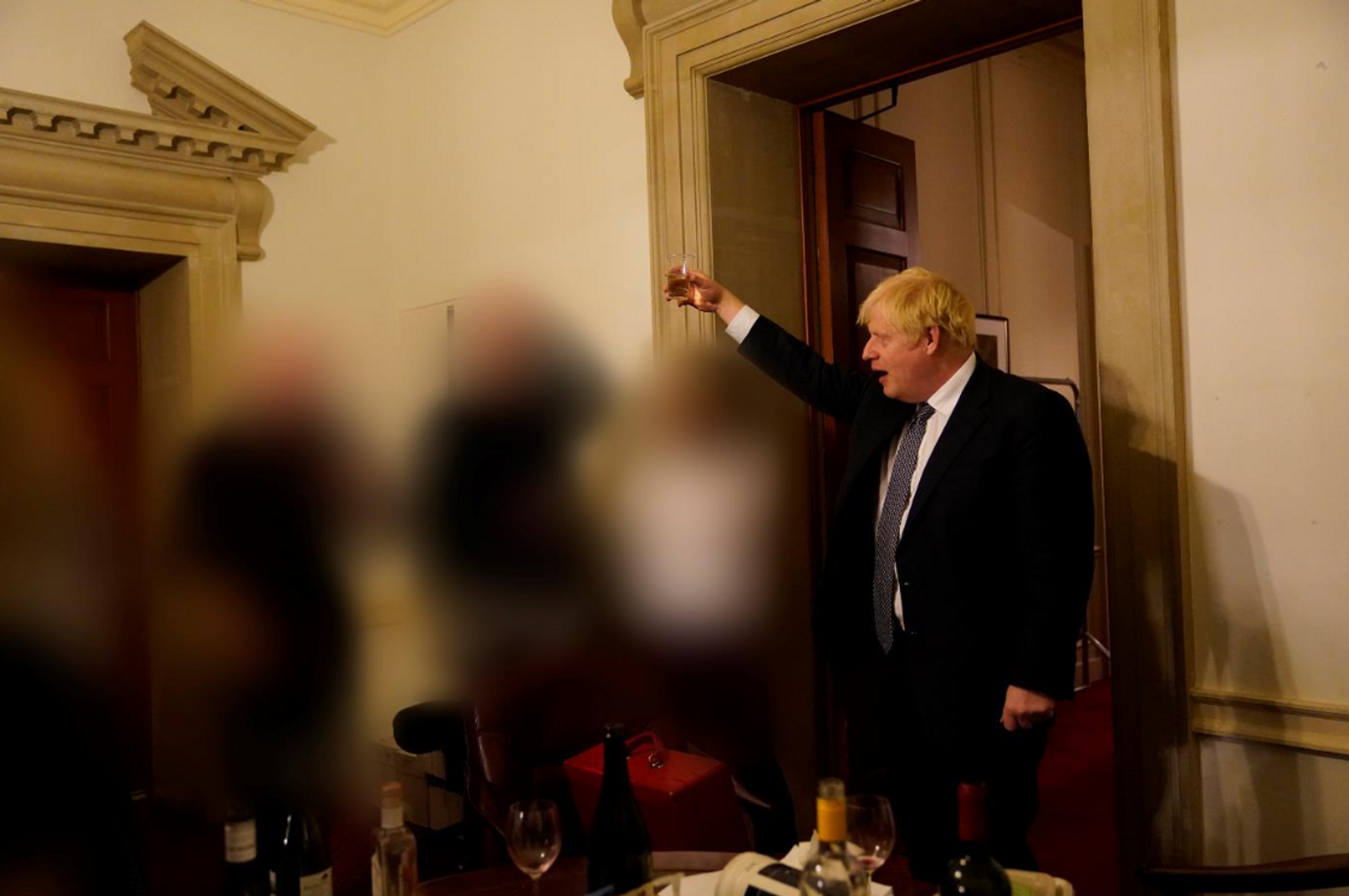 Boris Johnson raising a toast; 13 November 2020; a gathering in No 10 Downing Street on the departure of a special adviser - Sputnik International, 1920, 26.05.2022