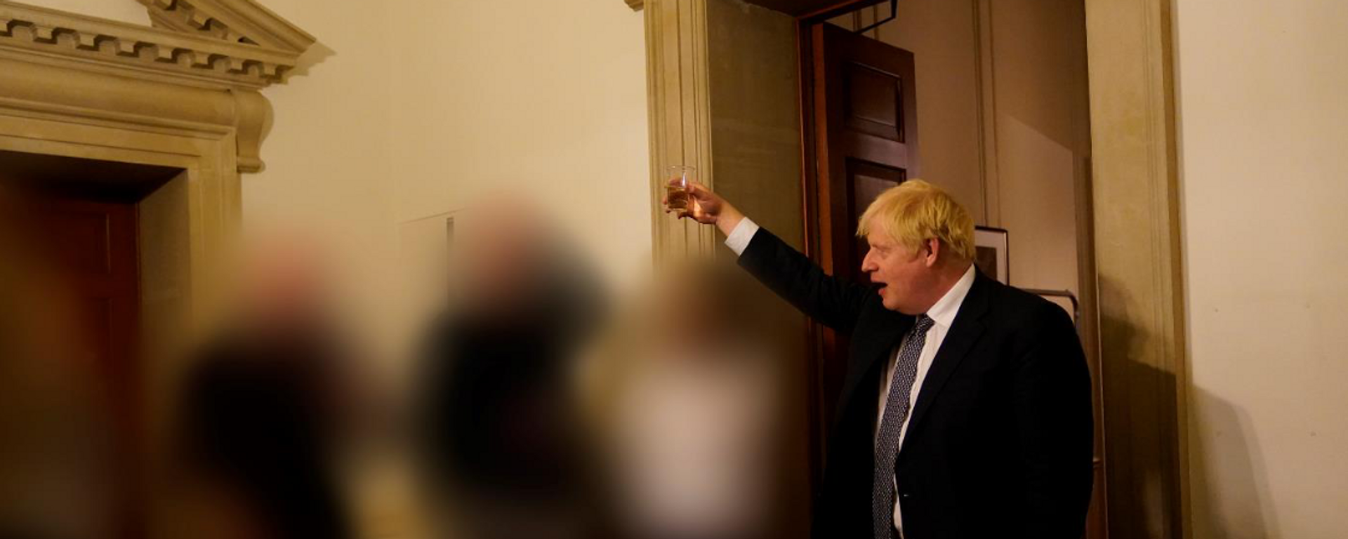 Boris Johnson raising a toast; 13 November 2020; a gathering in No 10 Downing Street on the departure of a special adviser - Sputnik International, 1920, 25.05.2022