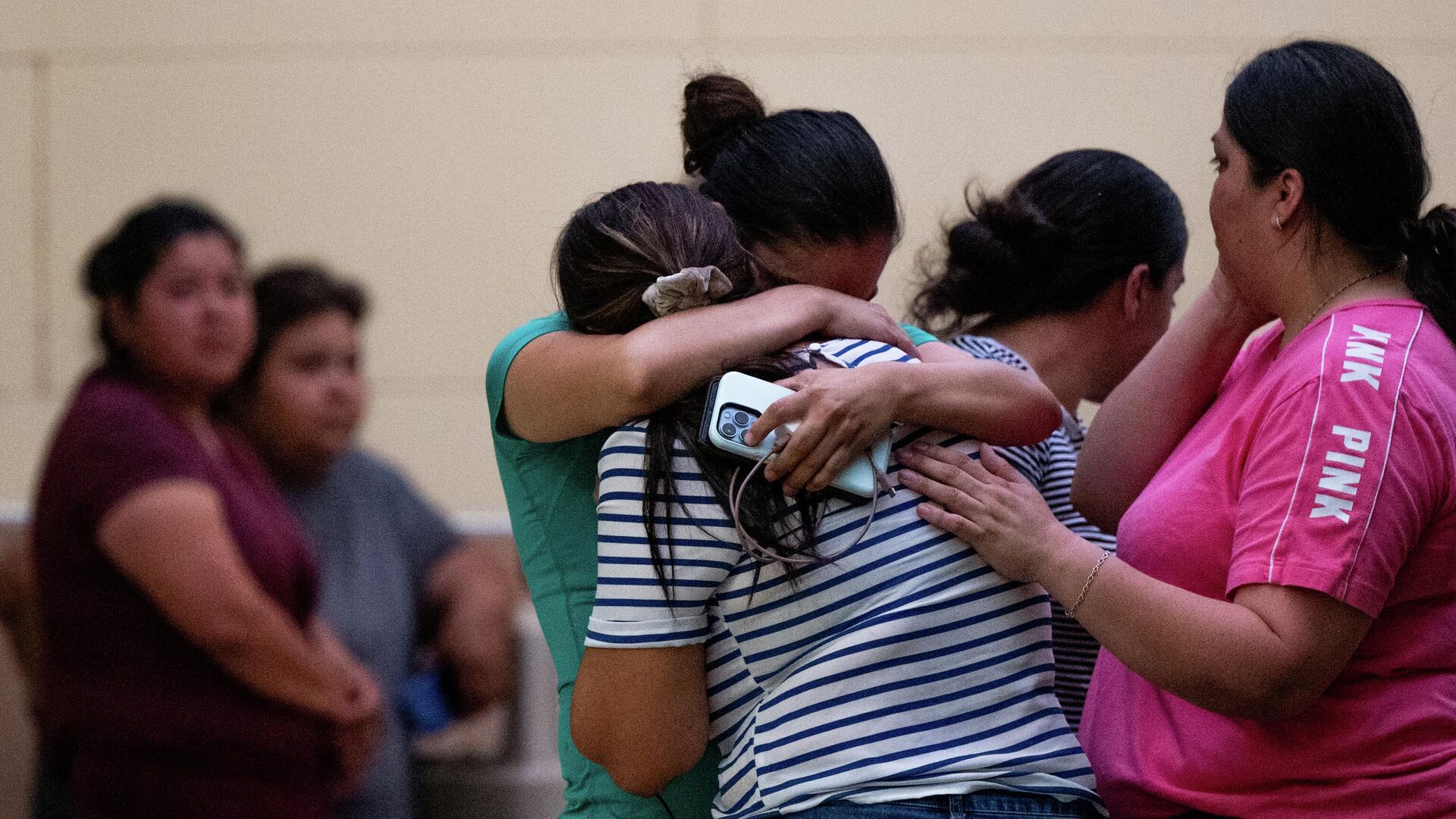 UVALDE, TEXAS - MAY 24: People mourn outside of the SSGT Willie de Leon Civic Center following the mass shooting at Robb Elementary School on May 24, 2022 in Uvalde, Texas. According to reports, 19 students and 2 adults were killed, with the gunman fatally shot by law enforcement - Sputnik International, 1920, 25.05.2022