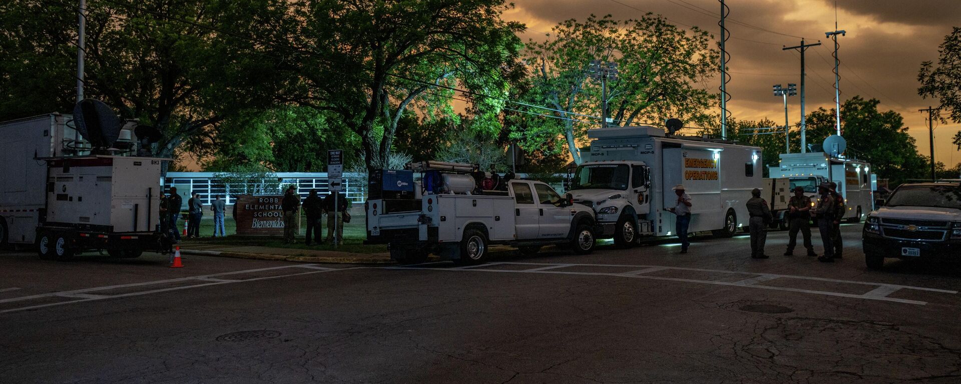 UVALDE, TEXAS - MAY 24: Law enforcement officers gather outside of Robb Elementary School following the mass shooting at Robb Elementary School on May 24, 2022 in Uvalde, Texas - Sputnik International, 1920, 25.05.2022