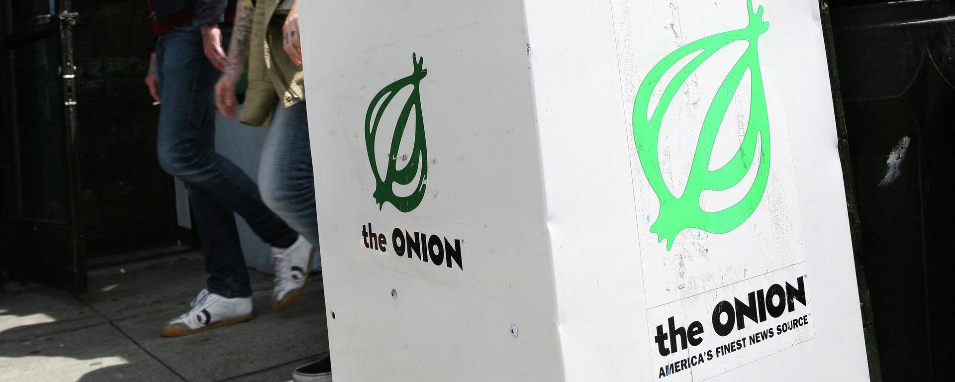 Pedestrians walk by an Onion news rack May 5, 2009 in San Francisco, California. - Sputnik International, 1920, 05.10.2022