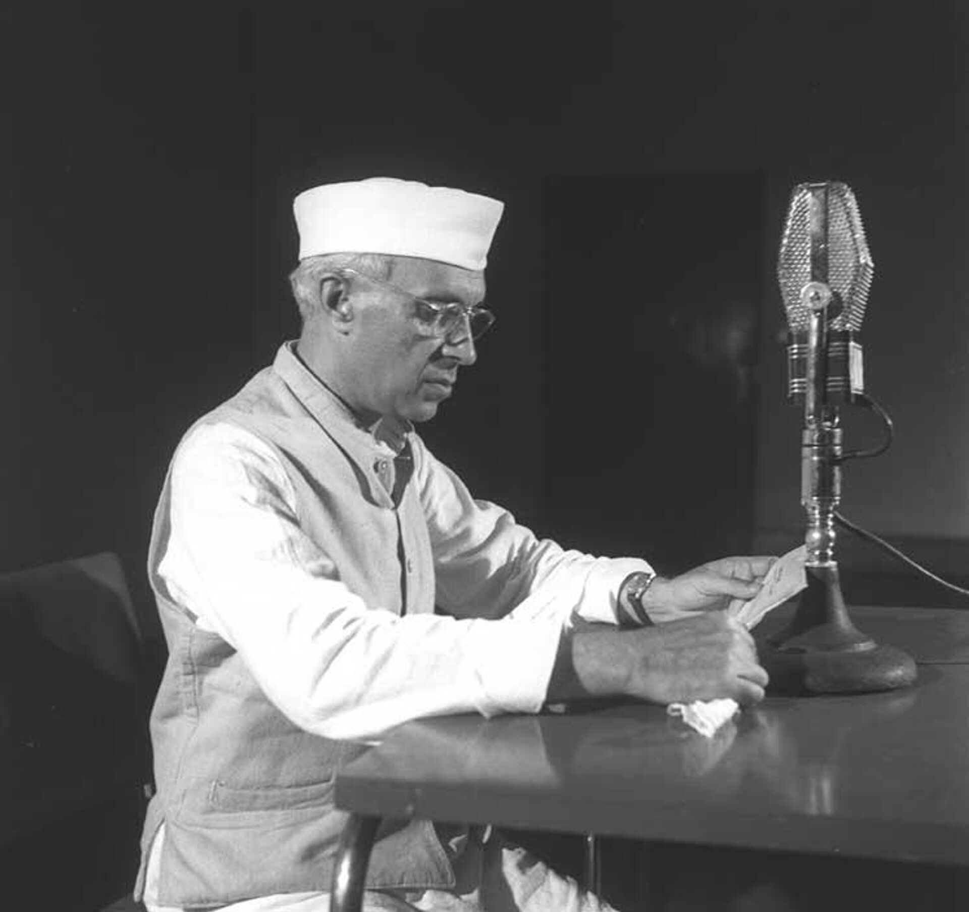 

Pandit Jawaharlal Nehru at the mike. 20.7.47

 - Sputnik International, 1920, 14.08.2022