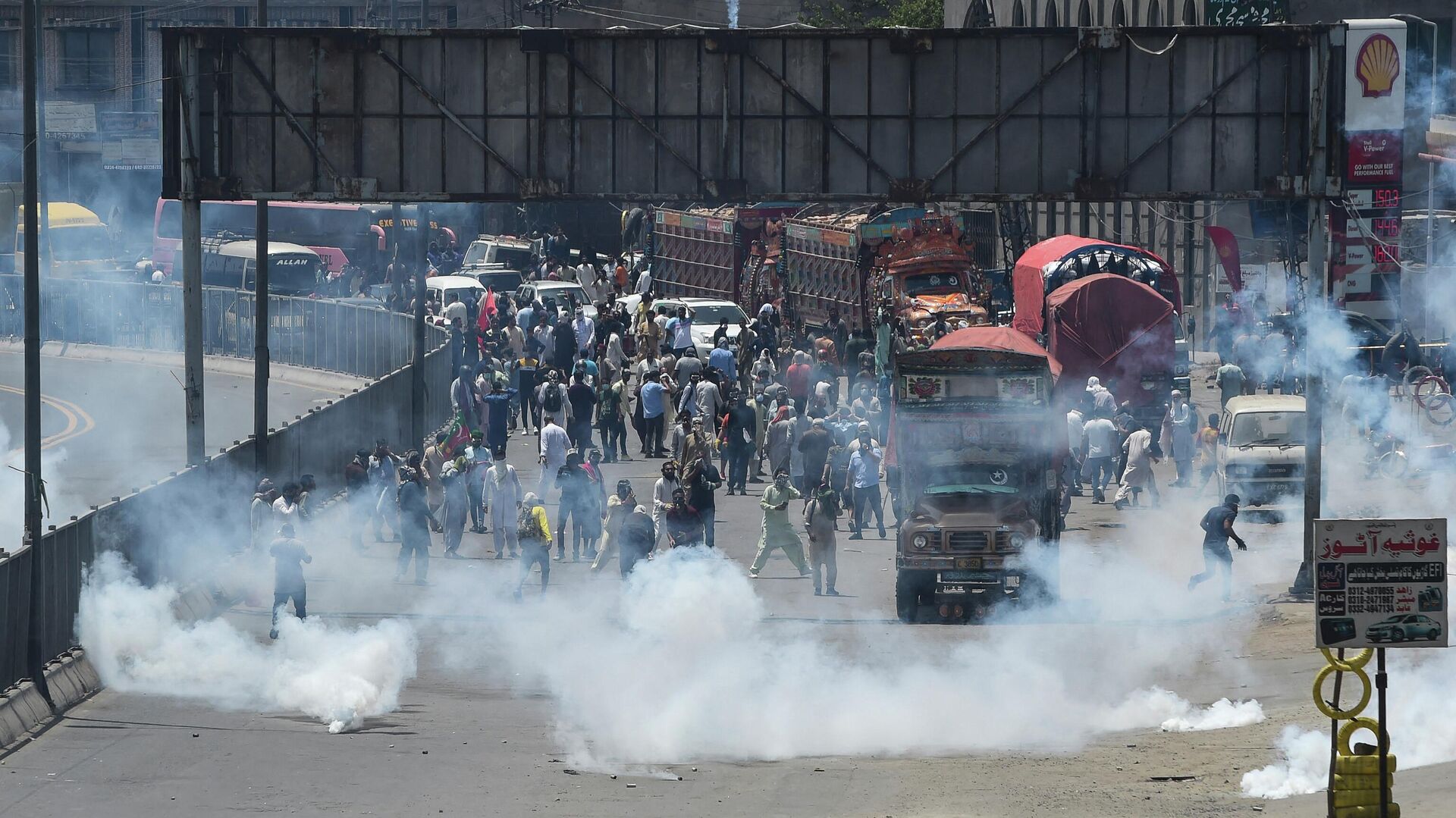 Police use tear gas to disperse activists of the Pakistan Tehreek-e-Insaf (PTI) party of ousted prime minister Imran Khan during a protest in Lahore on May 25, 2022 - Sputnik International, 1920, 25.05.2022