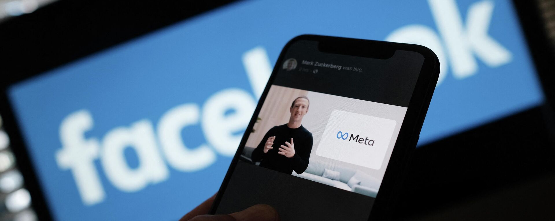 In this illustration photo taken in Los Angeles on October 28, 2021, a person watches on a smartphone Facebook CEO Mark Zuckerberg unveil the META logo. - Sputnik International, 1920, 27.05.2022