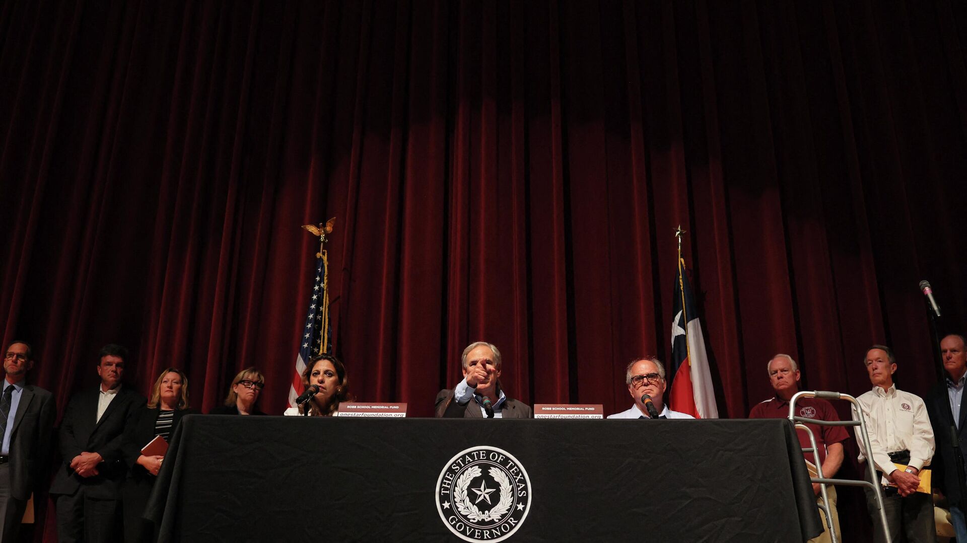 Governor Greg Abbott points to a reporter during a press conference about the mass shooting at Uvalde High School on May 27, 2022 in Uvalde, Texas. - Sputnik International, 1920, 27.05.2022