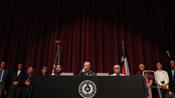 Governor Greg Abbott points to a reporter during a press conference about the mass shooting at Uvalde High School on May 27, 2022 in Uvalde, Texas. - Sputnik International