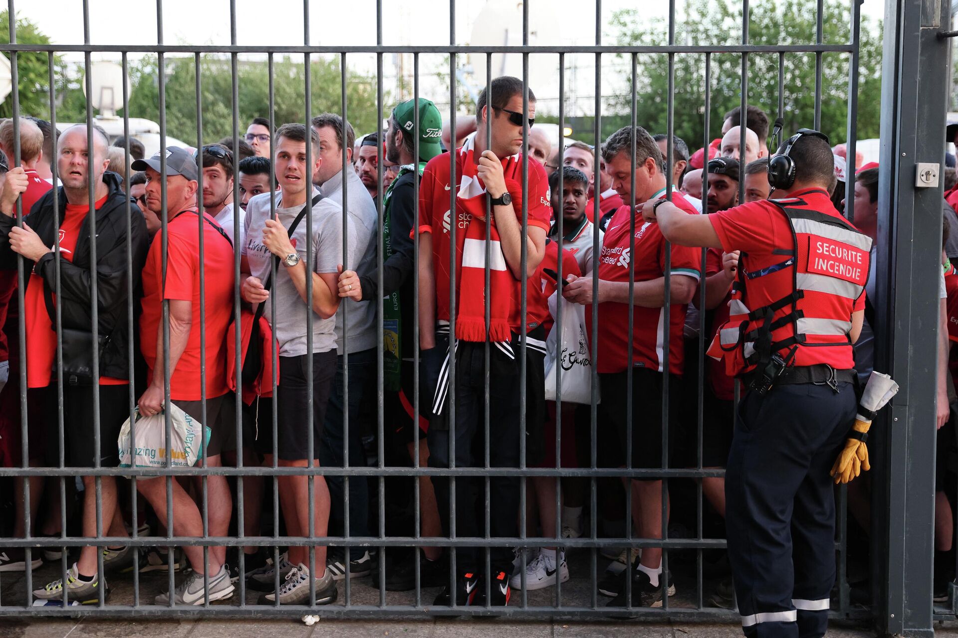 Liverpool fans stand outside unable to get in in time leading to the match being delayed prior to the UEFA Champions League final football match between Liverpool and Real Madrid at the Stade de France in Saint-Denis, north of Paris, on May 28, 2022 - Sputnik International, 1920, 28.05.2022