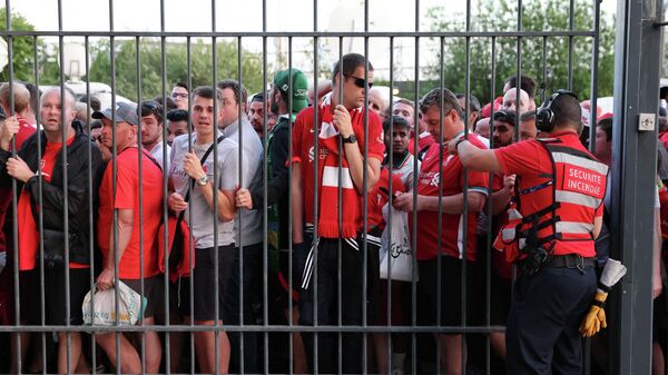 Liverpool fans stand outside unable to get in in time leading to the match being delayed prior to the UEFA Champions League final football match between Liverpool and Real Madrid at the Stade de France in Saint-Denis, north of Paris, on May 28, 2022 - Sputnik International