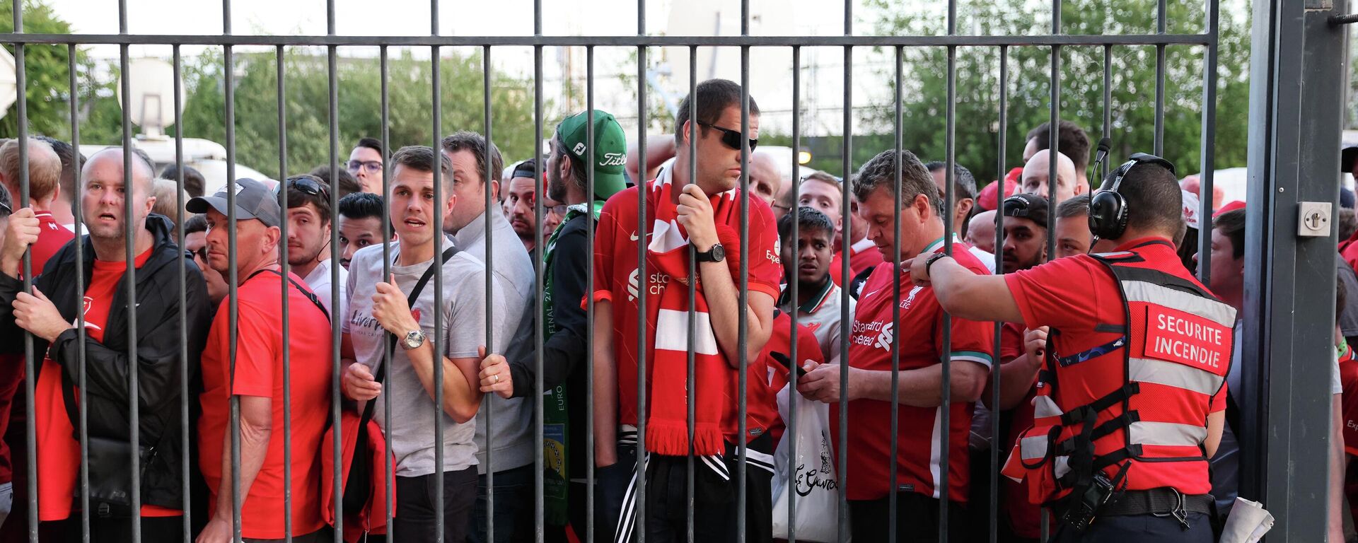 Liverpool fans stand outside unable to get in in time leading to the match being delayed prior to the UEFA Champions League final football match between Liverpool and Real Madrid at the Stade de France in Saint-Denis, north of Paris, on May 28, 2022 - Sputnik International, 1920, 28.05.2022