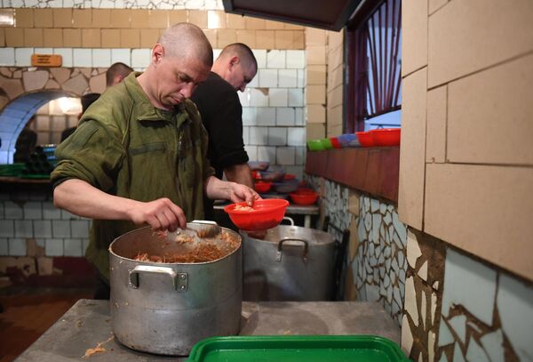 Ukrainian POWs handing out food at a penitentiary facility in the Donetsk People&#x27;s Republic. - Sputnik International