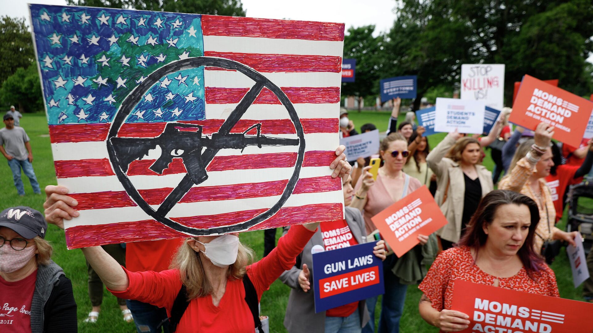 Gun control advocacy groups rally with Democratic members of Congress outside the U.S. Capitol on May 26, 2022 in Washington, DC. - Sputnik International, 1920, 29.05.2022