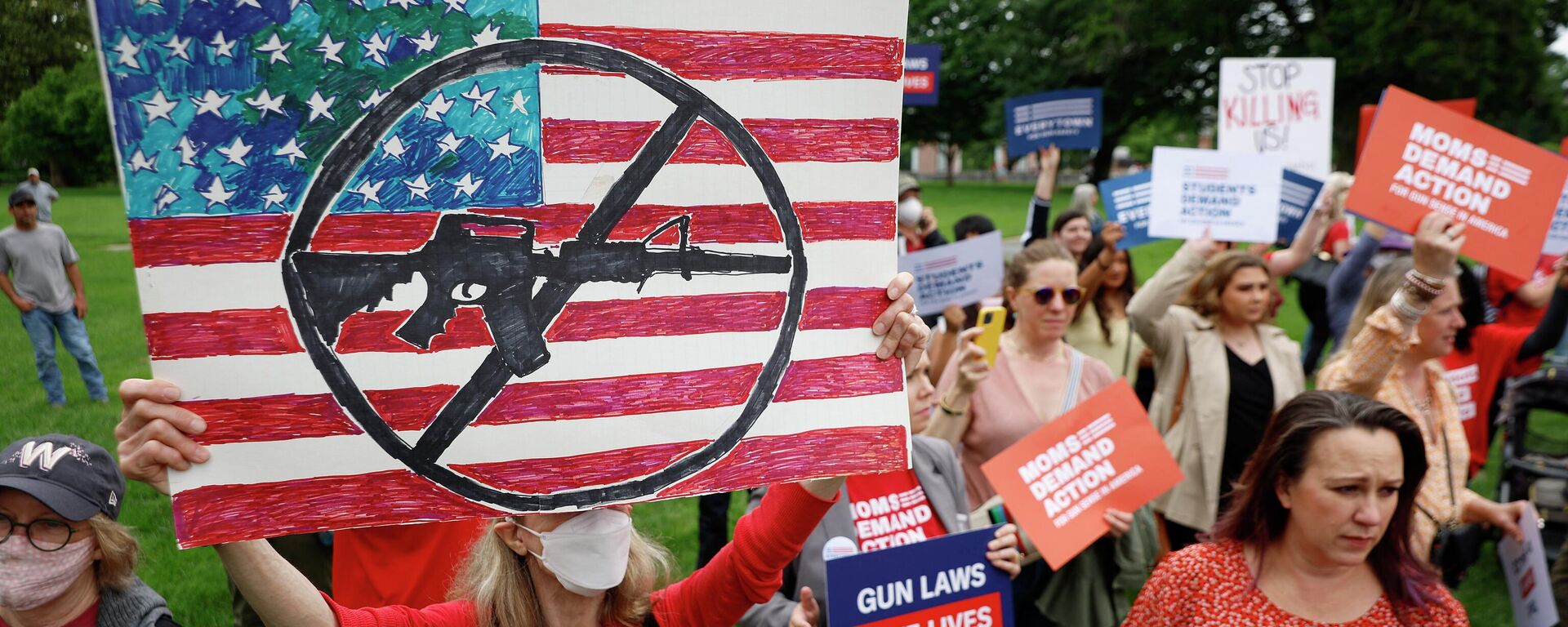 Gun control advocacy groups rally with Democratic members of Congress outside the U.S. Capitol on May 26, 2022 in Washington, DC. - Sputnik International, 1920, 29.05.2022